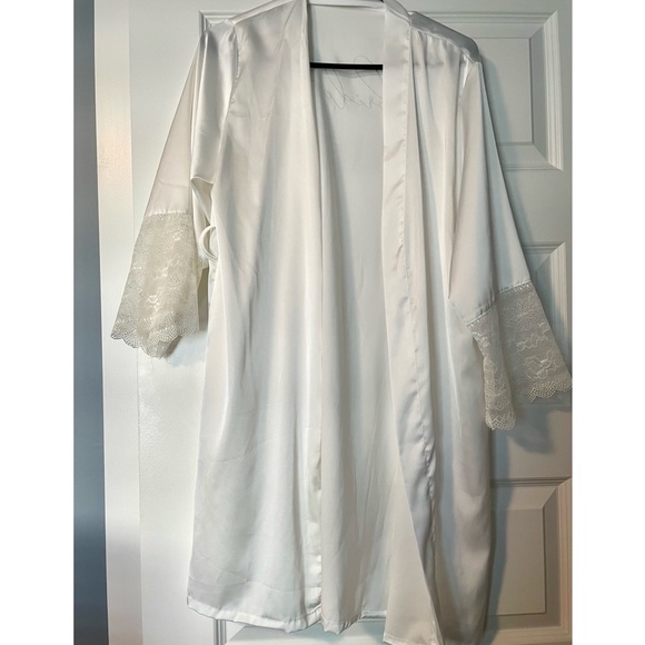 White satin bride robe - Picture 2 of 4